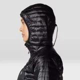 Campera negra con capucha, ultraliviana, rellena de poliéster reciclado. Cuenta con un bolsillo seguro en el pecho con cremallera, dos bolsillos seguros con cremallera para las manos, puños elásticos y dos ajustadores de dobladillo inferior. Se puede guardar en su propio bolsillo.