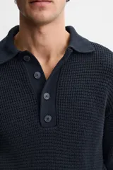 Polo de hombre regular fit, de punto tejido en hilatura con mezcla de algodón. Cuello solapa con cierre frontal de botonadura, manga larga y acabados en rib.