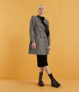 Vestido midi negro de tejido de punto acanalado, con cuello alto y mangas largas.