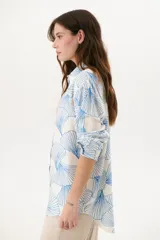 Camisa de manga larga color blanco con estampado de abanicos negros.
