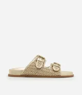 Sandalias planas doradas con puntera redonda, correas anchas con hebillas laterales y textura tejida.