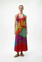 Vestido midi con estampado abstracto multicolor, escote halter y silueta fluida.