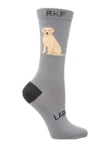 Calcetines grises con talón negro y diseño de labrador dorado. Incluyen las letras 'RKF' en la parte superior y 'LAB' en el tobillo.