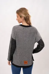 Buzo de algodón con cuello bajo, de tejido a rayas en tonos grises y negros, con un diseño cómodo y abrigado.