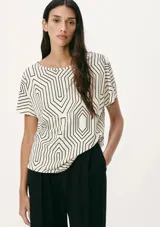 Blusa de viscosa con estampado de rayas verticales en azul marino y blanco, de corte holgado y mangas cortas.