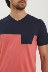 Remera de hombre con cuello en V, parte superior negra y parte inferior gris con bolsillo en el pecho.