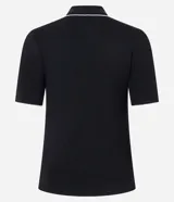 Blusa de punto negra de manga corta, ajustada al cuerpo, con cuello polo y ribetes blancos contrastantes. Presenta un cierre frontal con cremallera en el escote.