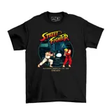Remera negra con estampado del videojuego Street Fighter, con los personajes Ryu y Ken en plena pelea.