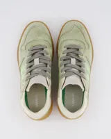 Championes deportivos Coolway modelo Goal, color verde pistacho, confeccionados en serraje con detalles en contraste. Cuentan con lengüeta de piel acolchada, forro de piel, cordones planos intercambiables y suela flexible de goma.