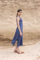 Vestido largo color rosado de lino 100% con cartera frontal de botones a lo largo y escote en V.