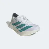 Championes de running Adidas Adizero Adios Pro 4, color blanco con tres franjas laterales en verde azulado. Cuentan con entresuela gruesa de espuma LIGHTSTRIKE PRO y detalles en gris oscuro en el talón.