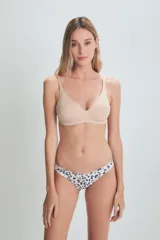 Bombacha vedetina blanca con estampado de manchas de leopardo en tonos grises y celestes.