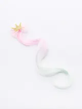 Broche con extensión de pelo sintético en degradé de rosa a verde, decorado con corona dorada y moño de tul con lentejuelas.