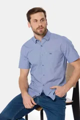 Camisa de hombre a cuadros azul claro y blanco, de manga corta, corte slim fit, con cuello abotonado y bolsillo en el pecho. Confeccionada en algodón.