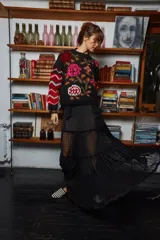 Falda larga de tul negro elastizado con franjas de plumeti y calce evasé.