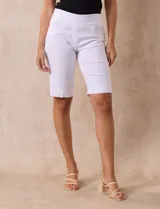 Bermuda blanca en gabardina elastizada, marca Ruby Rd. Pretina ancha elastizada. Delantera con bolsillos simulados. Trasera con bolsillos aplicados.