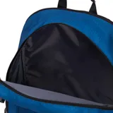 Mochila Caterpillar color azul con patrón geométrico sutil. Presenta un compartimento principal amplio con correas de compresión laterales, bolsillo trasero acolchado para portátil, panel trasero y correas de hombro acolchadas de malla transpirable, y bolsillo frontal con organizador y presilla para llavero.