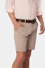 Bermuda clásica azul marino, confeccionada en algodón y spandex, cómoda y flexible.