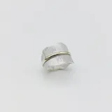 Anillo ancho de plata 925 con textura satinada y una banda central de oro.