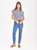 Jean ajustado tiro alto, color azul oscuro, con efecto levemente desgastado.