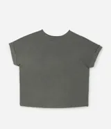 Blusa verde militar de algodón con cuello redondo y mangas cortas con dobladillo. Presenta un pequeño bordado de flores en el frente.