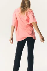 Remera rosa de algodón con corte oversized, cuello redondo y mangas cortas. Estampado frontal con el logo de Nirvana y la imagen de la portada del álbum In Utero.