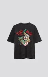 Remera negra con efecto acid wash, corte holgado y estampa frontal con diseño alusivo a Disney.