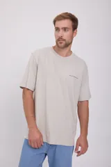Camiseta gris claro de manga corta con cuello redondo y estampado en la espalda con un paisaje de montañas y el texto "Sierra Nevada Mountains".