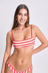 Top strapless con estampado a rayas rojas y blancas.