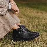 Botas cortas de cuero color marrón con cierre lateral, taco de madera de 5cm y suela de caucho.