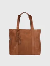 Cartera tipo shopper color marrón, con doble asa de hombro, bolsillo frontal y laterales.