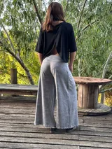 Blusa color beige de viscosa elastizada, con cuello bote y espalda cruzada. Estampado frontal con ilustración de una cara con corona de flores.