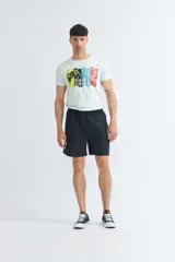 Short negro con elástico en la cintura, ideal para actividades deportivas.