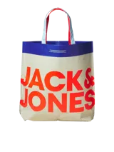 Bolso tote de tela blanca con estampado del logo Jack & Jones en rojo. Tiene ribete superior azul y asas de mano celestes.