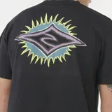 Remera negra de manga corta con cuello redondo y un pequeño estampado gráfico de estilo abstracto/geométrico en el pecho.