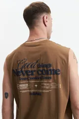 Musculosa negra de algodón con corte oversize y estampado en turquesa en la espalda con la frase "Good things Never come from Comfort Zones" y el logo de la marca Mistral.
