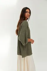 Kimono tejido de punto color verde oliva, con mangas 3/4 amplias y diseño calado.
