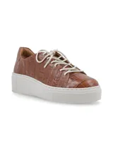 Sneaker Adelaida de cuero graneado color verde oliva, con cordones de algodón y suela elevada color crema.