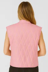 Chaleco rosa acolchado con cuello mao, cierre frontal con botones metálicos y bolsillos delanteros.