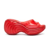 Sandalias rojas transparentes con plataforma, colaboración entre Melissa y Diesel.