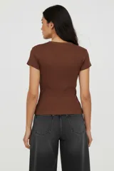 Saco de algodón y elastano, color negro, de corte al cuerpo, con cuello redondo y botones frontales.