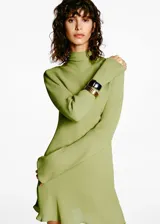 Vestido corto evasé color verde oliva, de tejido de gasa con cuello de tira y cierre de lazo en el cuello.