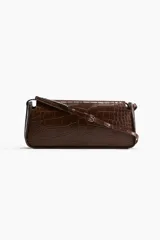 Cartera bandolera marrón con textura de cocodrilo, correa fina ajustable y cierre.