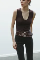 Camiseta negra de corte ajustado (slim fit) con escote pico pronunciado y manga sisa.