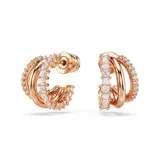 Par de aros tipo argolla Swarovski Hyperbola, bañados en tono oro rosa y adornados con circonitas blancas de talla redonda y cuadrada. Cierre con tuerca a presión.