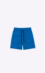 Bermuda azul francia de calce relax-fit, con bolsillos delanteros con fuelle, cintura con elástico y cordón de ajuste. Tejido Water Repellent de nylon y spandex.