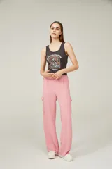 Pantalón de vestir rosa con textura, corte recto, tiro alto y bolsillos cargo laterales.