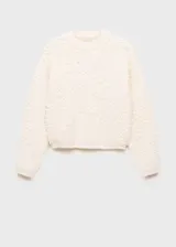 Sweater color crema de tejido de punto grueso con terminaciones de canalé, cuello redondo, diseño recto y tejido bouclé.