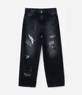 Pantalón masculino super baggy confeccionado en jeans sostenible con cintura con trabilla, cierre tradicional, bolsillos y estampa de grafiti.