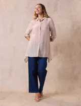 Camisa larga de rayón marca Robert Louis, color beige. Tiene cuello con solapa, abertura central con botones y mangas regulables con presilla y botón. Los laterales tienen tajo.